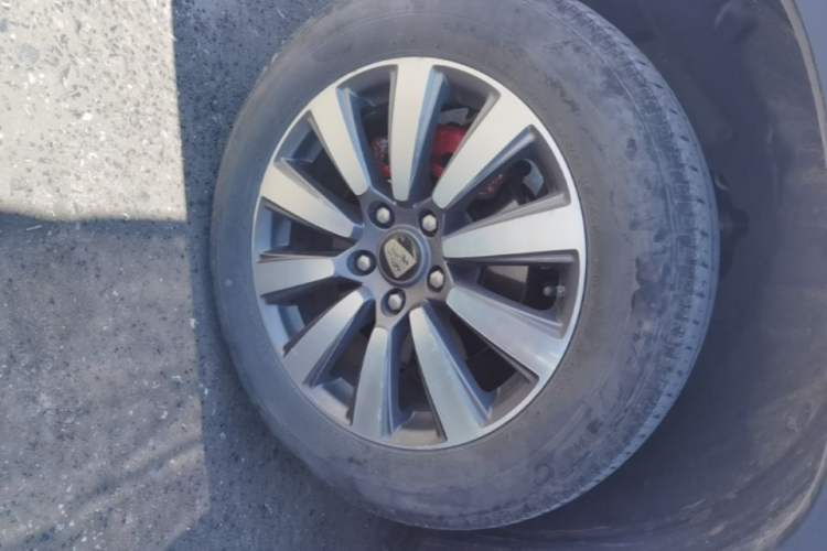 Used Roewe RX8 2019 30T Smart Connectivity Two-Wheel Drive Supreme Flagship Edition Left Front Wheel Hub