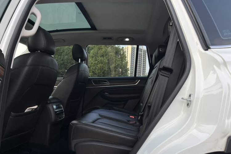 Used Roewe RX8 2019 30T Smart Connectivity Two-Wheel Drive Supreme Flagship Edition Left Rear Seat