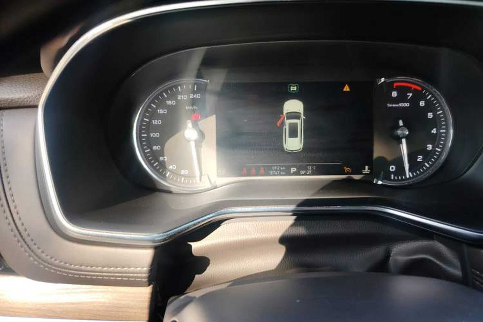 Used Roewe RX8 2019 30T Smart Connectivity Two-Wheel Drive Supreme Flagship Edition Odometer Close Up
