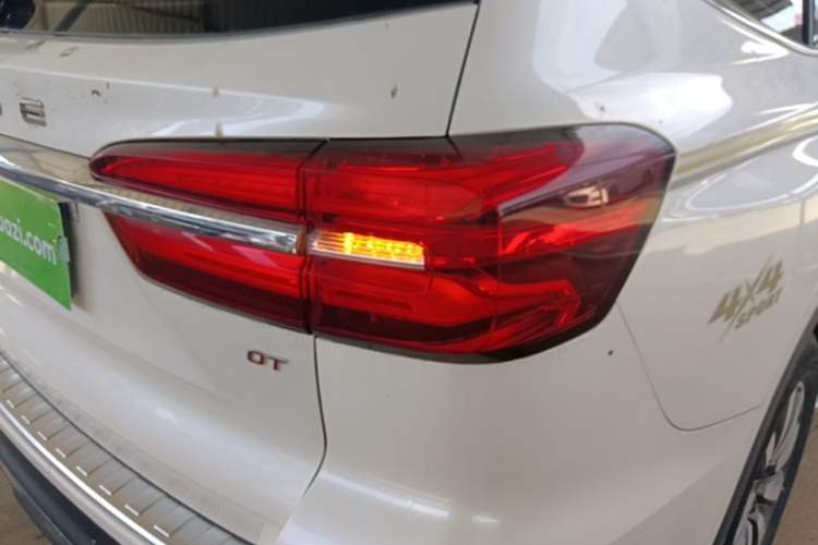 Used Roewe RX8 2019 30T Smart Connectivity Two-Wheel Drive Supreme Flagship Edition Right Rear Taillight