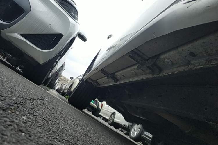 Used Roewe RX8 2019 30T Smart Connectivity Two-Wheel Drive Supreme Flagship Edition Right Side Sill