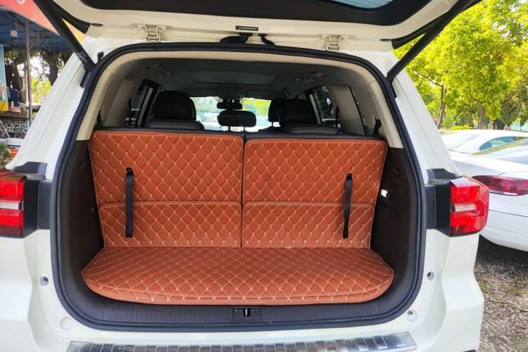 Used Roewe RX8 2019 30T Smart Connectivity Two-Wheel Drive Supreme Flagship Edition Trunk