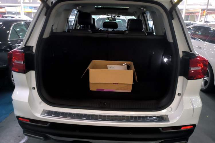 Used Roewe RX8 2019 30T Smart Connectivity Two-Wheel Drive Supreme Flagship Edition Trunk