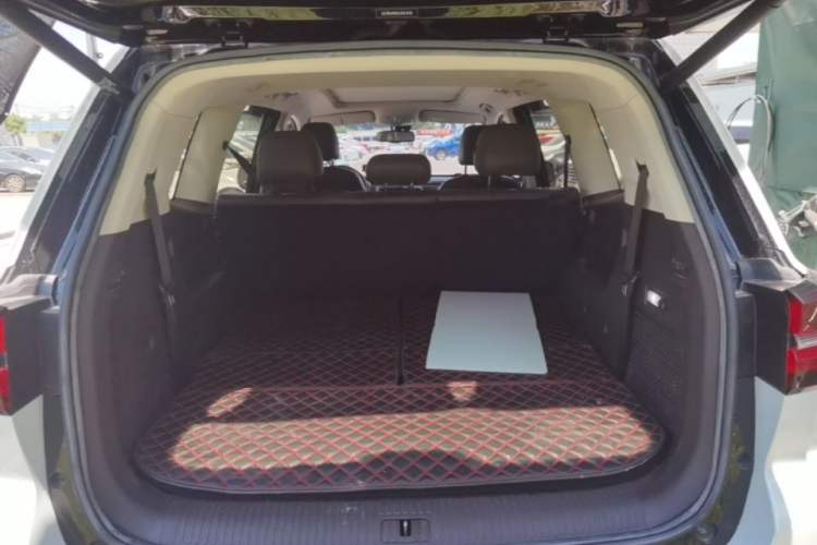 Used Roewe RX8 2019 30T Smart Connectivity Two-Wheel Drive Supreme Flagship Edition Trunk