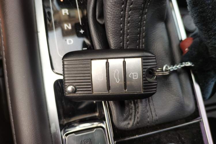 Used Roewe RX8 2019 30T Smart Connectivity All-Wheel Drive Supreme Edition Vehicle Key