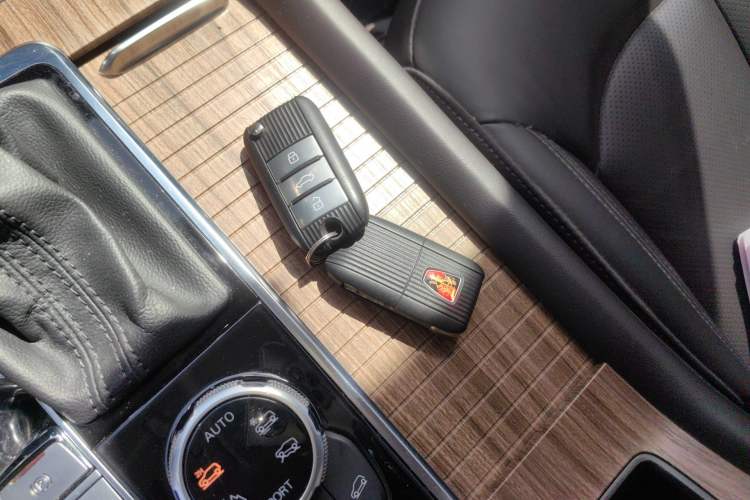 Used Roewe RX8 2019 30T Smart Connectivity Four-Wheel Drive Supreme Flagship Edition Vehicle Key