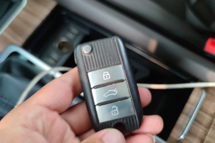 Used Roewe RX8 2019 30T Smart Connectivity Two-Wheel Drive Supreme Flagship Edition Vehicle Key