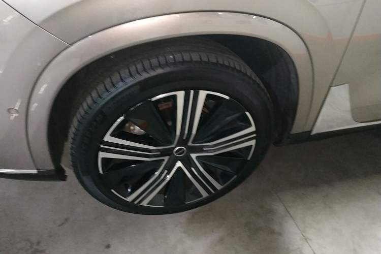 Used Roewe RX9 2023 2.0T Four-Wheel Drive Luxury Edition Left Front Wheel Hub