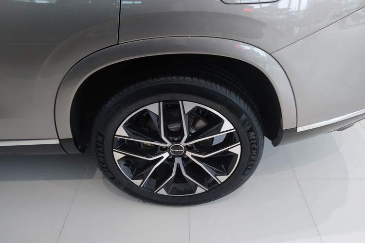 Used Roewe RX9 2023 2.0T All-Wheel-Drive Luxury Edition Left Rear Wheel Hub