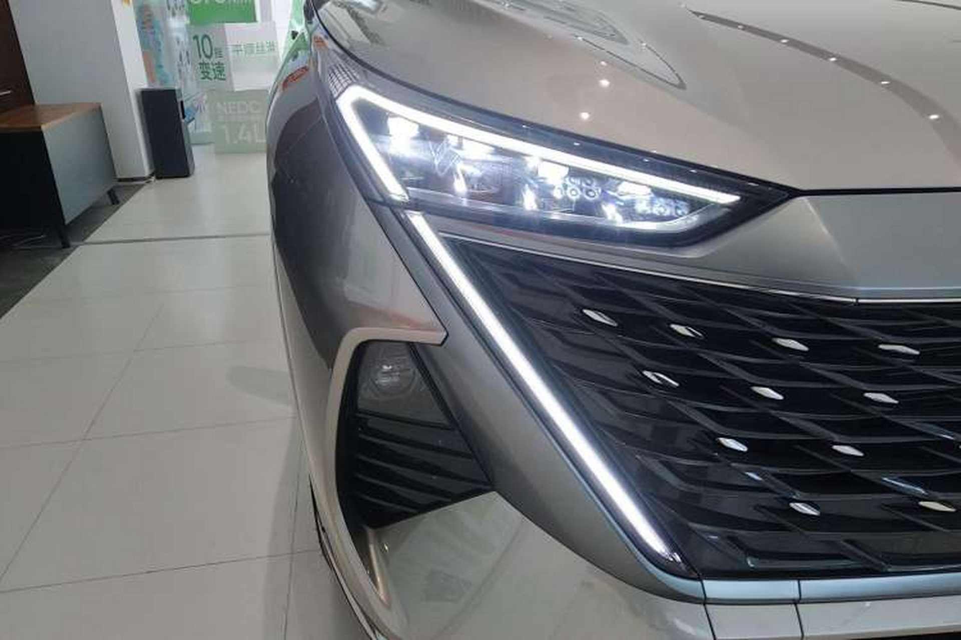 Used Roewe RX9 2023 2.0T All-Wheel-Drive Luxury Edition Right Front Headlight