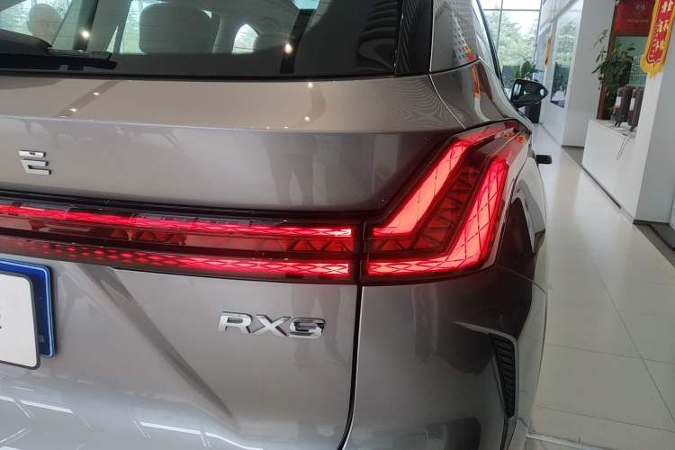 Used Roewe RX9 2023 2.0T All-Wheel-Drive Luxury Edition Right Rear Taillight