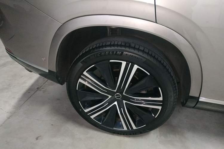 Used Roewe RX9 2023 2.0T Four-Wheel Drive Luxury Edition Right Rear Wheel Hub