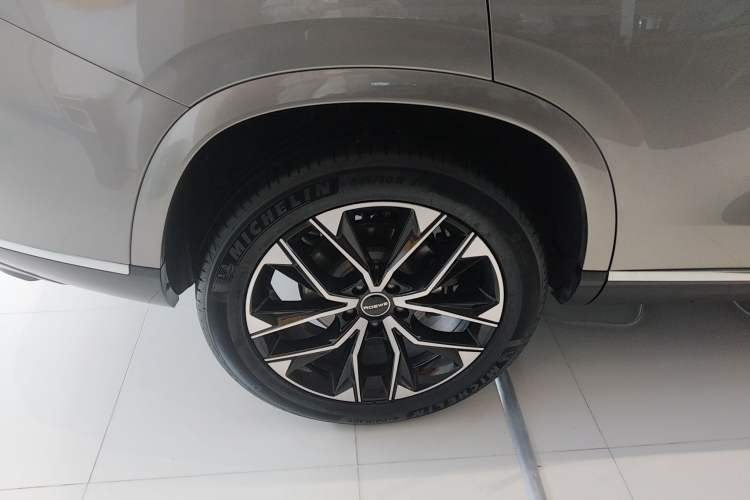 Used Roewe RX9 2023 2.0T All-Wheel-Drive Luxury Edition Right Rear Wheel Hub