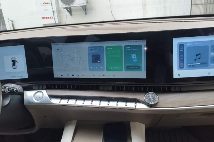 Used Roewe RX9 2023 2.0T All-Wheel-Drive Luxury Edition Audio And AC Panel