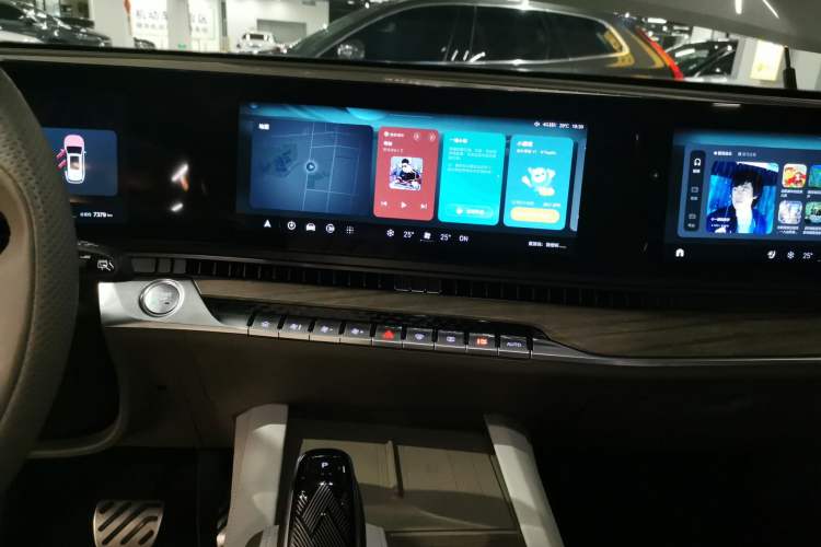 Used Roewe RX9 2023 2.0T Four-Wheel Drive Luxury Edition Audio And AC Panel