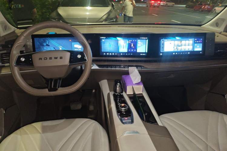 Used Roewe RX9 2023 2.0T Two-Wheel Drive Enjoyment Version Center Console