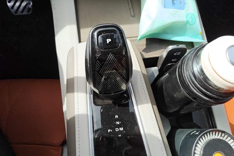 Used Roewe RX9 2023 2.0T Four-Wheel Drive Luxury Edition Gear Lever