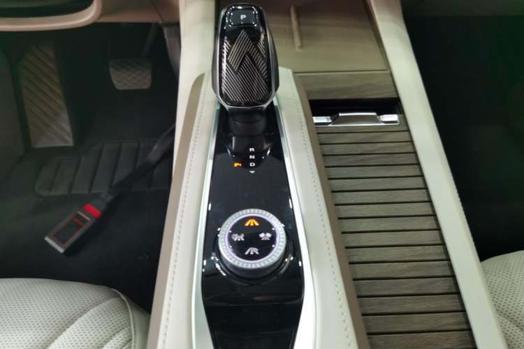 Used Roewe RX9 2023 2.0T Two-Wheel Drive Enjoyment Version Gear Lever
