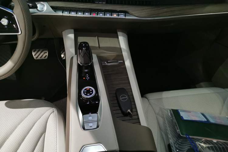 Used Roewe RX9 2023 2.0T Four-Wheel Drive Luxury Edition Gear Lever