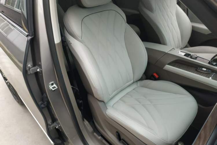 Used Roewe RX9 2023 2.0T Two-Wheel Drive Enjoyment Version Interior 3
