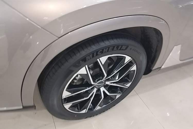 Used Roewe RX9 2023 2.0T Two-Wheel Drive Enjoyment Version Left Front Wheel Hub