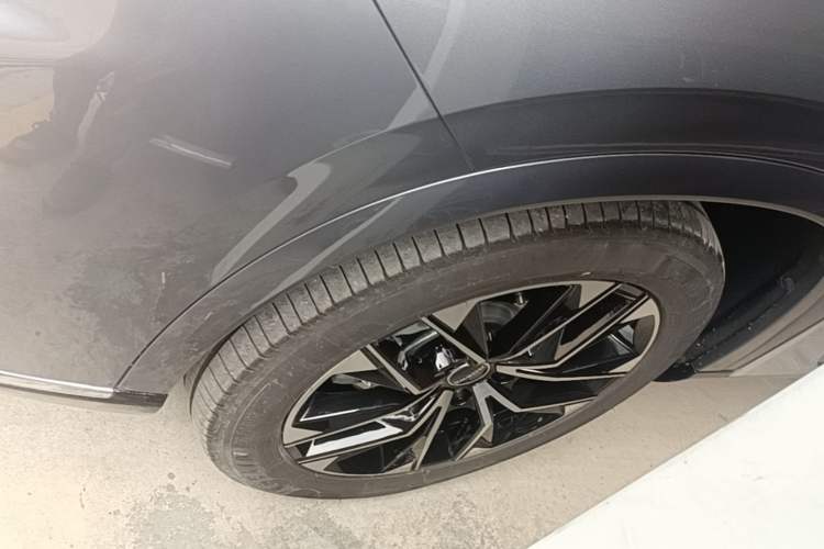 Used Roewe RX9 2023 2.0T Two-Wheel Drive Enjoyment Version Left Front Wheel Hub