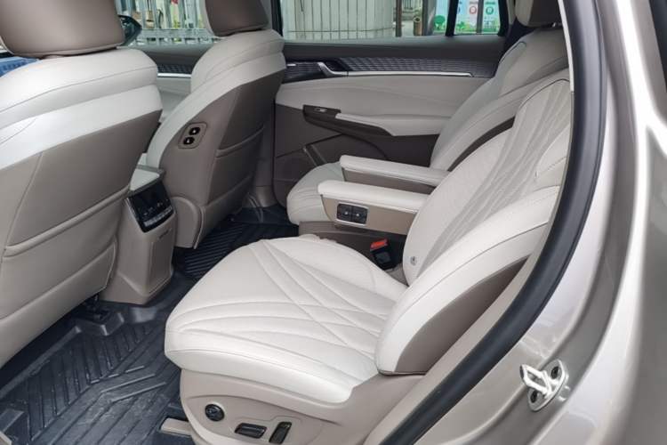 Used Roewe RX9 2023 2.0T All-Wheel-Drive Luxury Edition Left Rear Seat