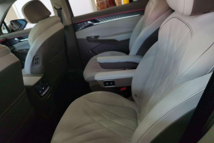 Used Roewe RX9 2023 2.0T Two-Wheel Drive Enjoyment Version Left Rear Seat