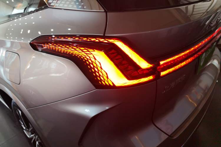 Used Roewe RX9 2023 2.0T Two-Wheel Drive Enjoyment Version Left Rear Taillight
