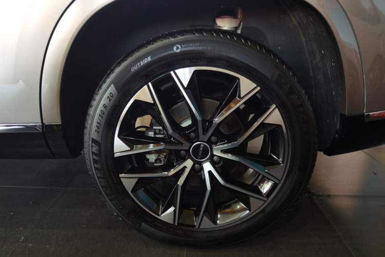 Used Roewe RX9 2023 2.0T Two-Wheel Drive Enjoyment Version Left Rear Wheel Hub