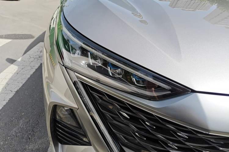Used Roewe RX9 2023 2.0T Four-Wheel Drive Luxury Edition Right Front Headlight