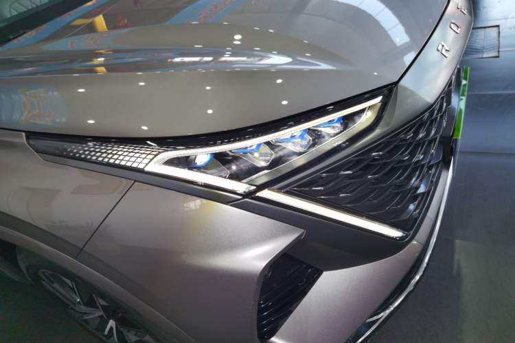Used Roewe RX9 2023 2.0T Two-Wheel Drive Enjoyment Version Right Front Headlight