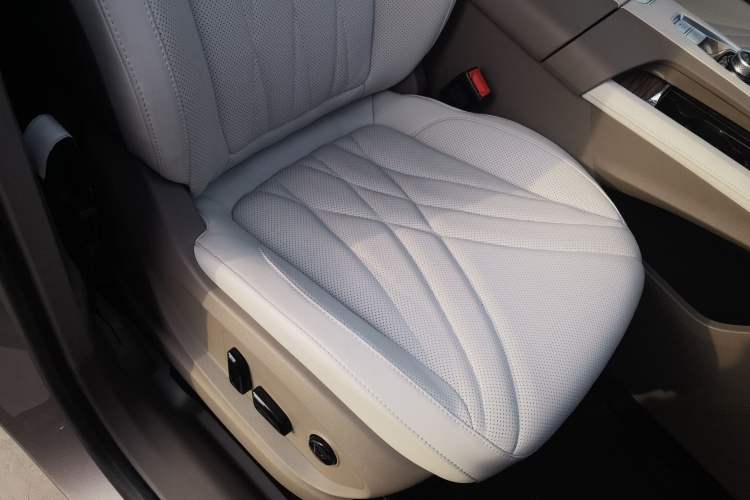 Used Roewe RX9 2023 2.0T All-Wheel-Drive Luxury Edition Right Front Seat