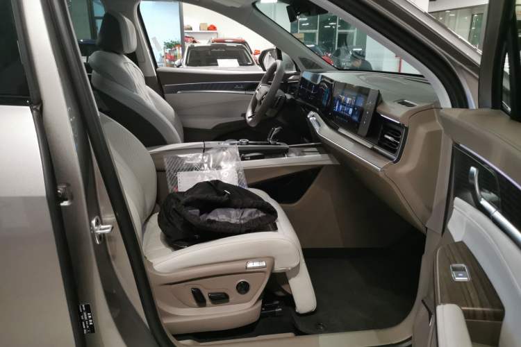 Used Roewe RX9 2023 2.0T Four-Wheel Drive Luxury Edition Right Front Seat