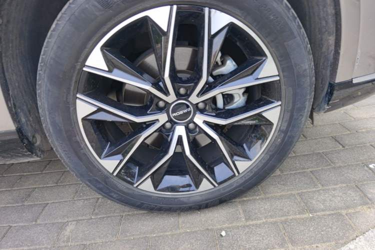 Used Roewe RX9 2023 2.0T Two-Wheel Drive Enjoyment Version Right Front Wheel Hub