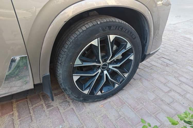 Used Roewe RX9 2023 2.0T Two-Wheel Drive Enjoyment Version Right Front Wheel Hub