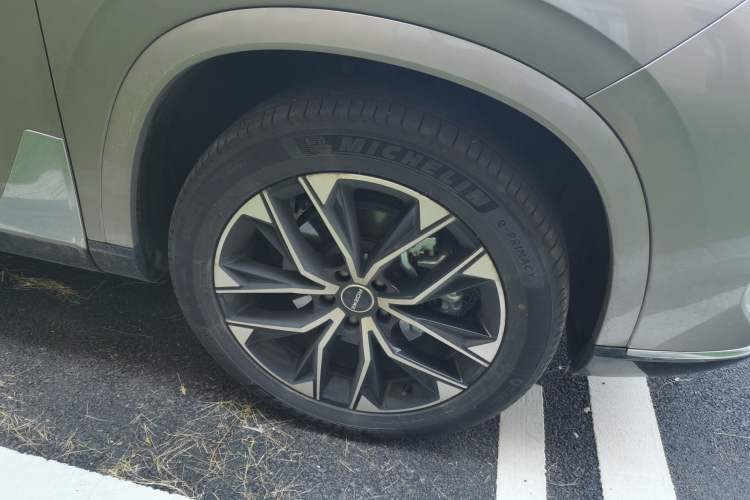 Used Roewe RX9 2023 2.0T Two-Wheel Drive Enjoyment Version Right Front Wheel Hub