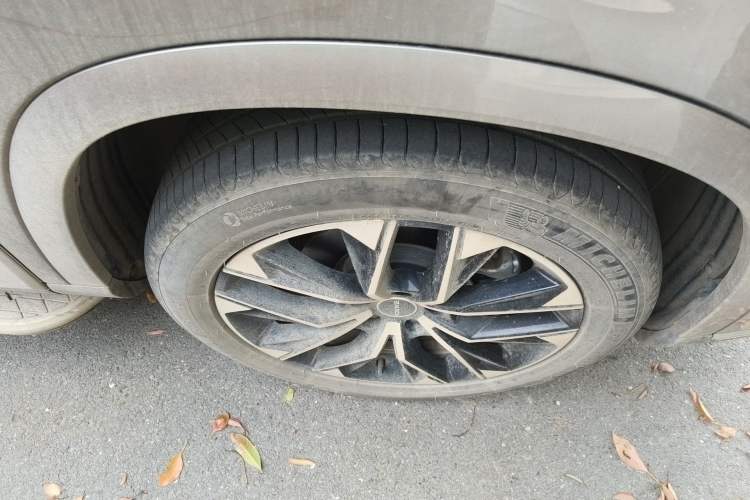 Used Roewe RX9 2023 2.0T Two-Wheel Drive Enjoyment Version Right Front Wheel Hub