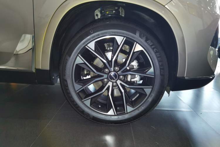 Used Roewe RX9 2023 2.0T Two-Wheel Drive Enjoyment Version Right Front Wheel Hub