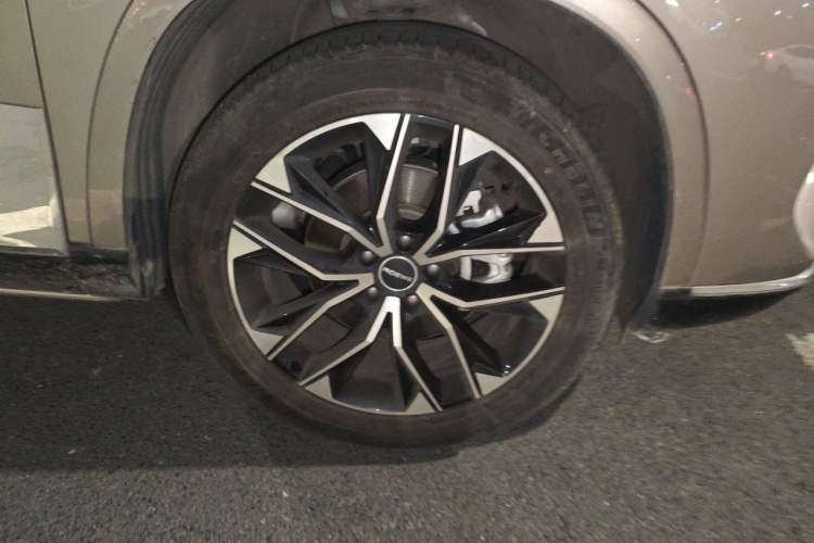 Used Roewe RX9 2023 2.0T Two-Wheel Drive Enjoyment Version Right Front Wheel Hub