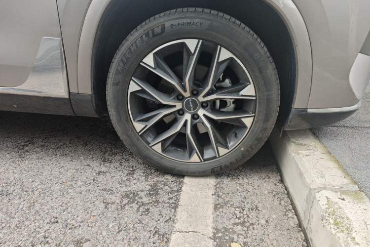 Used Roewe RX9 2023 2.0T Two-Wheel Drive Enjoyment Version Right Front Wheel Hub