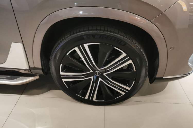 Used Roewe RX9 2023 2.0T Four-Wheel Drive Luxury Edition Right Front Wheel Hub