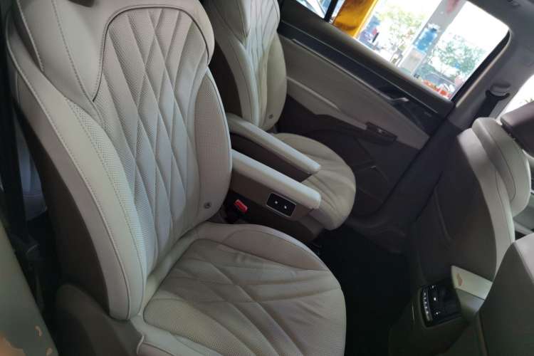Used Roewe RX9 2023 2.0T Two-Wheel Drive Enjoyment Version Right Rear Seat