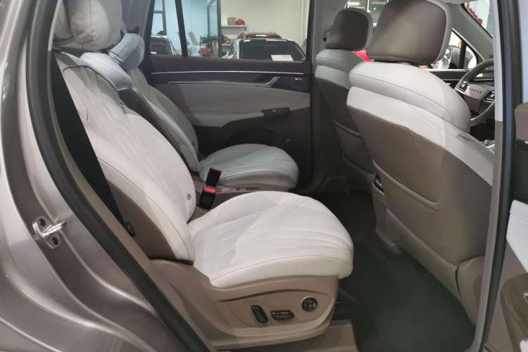 Used Roewe RX9 2023 2.0T Four-Wheel Drive Luxury Edition Right Rear Seat
