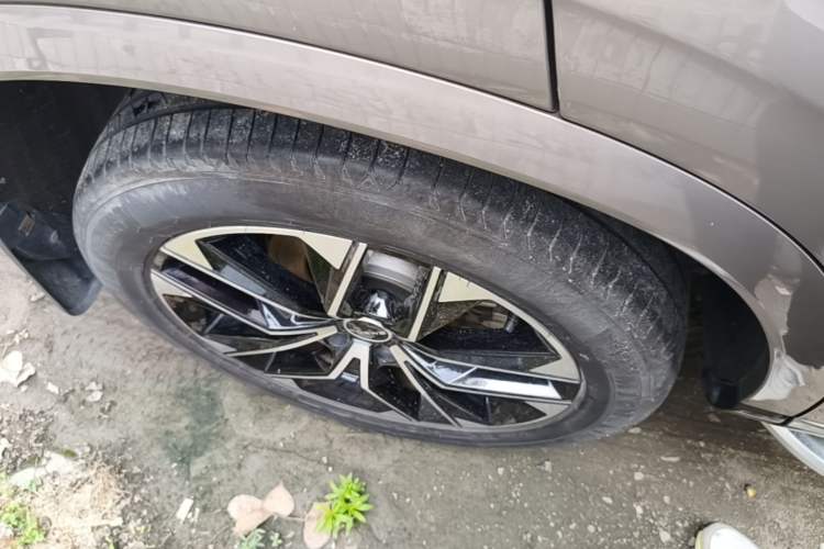 Used Roewe RX9 2023 2.0T All-Wheel-Drive Luxury Edition Right Rear Wheel Hub