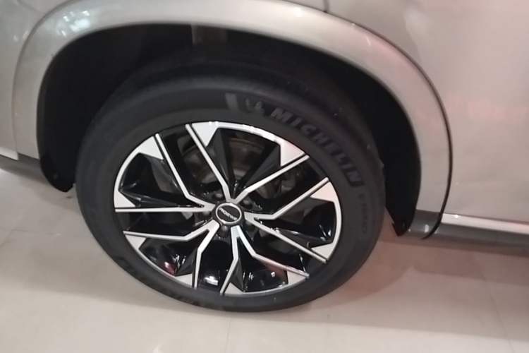 Used Roewe RX9 2023 2.0T Two-Wheel Drive Enjoyment Version Right Rear Wheel Hub