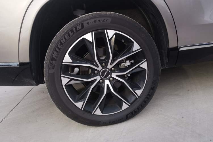 Used Roewe RX9 2023 2.0T All-Wheel-Drive Luxury Edition Right Rear Wheel Hub