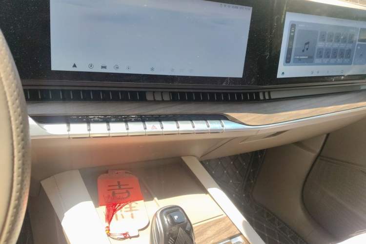 Used Roewe RX9 2023 2.0T Four-Wheel Drive Luxury Edition Audio And AC Panel