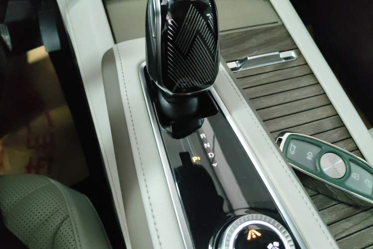 Used Roewe RX9 2023 2.0T Two-Wheel Drive Enjoyment Version Gear Lever