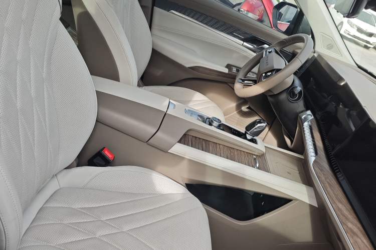 Used Roewe RX9 2023 2.0T Two-Wheel Drive Enjoyment Version Interior 9